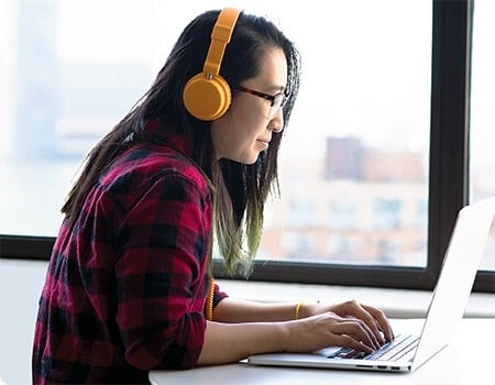 woman_headphones_laptop_collab