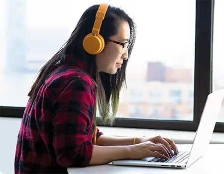 woman_headphones_laptop_collab