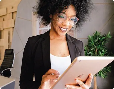 woman_tablet_smiling_collab